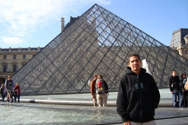 El robo al Louvre: cuando las contraseñas débiles y los sistemas antiguos abren las puertas del museo más famoso del mundo Parte exterior del Museo del Louvre en París, Francia